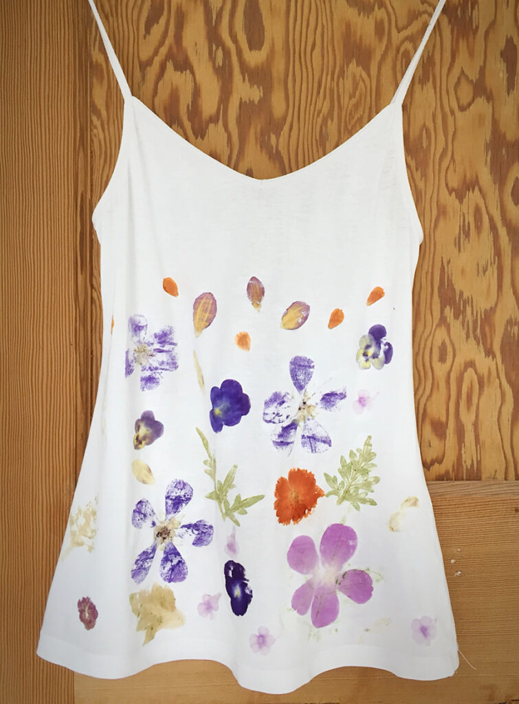 Vest top printed with the flower pounding technique