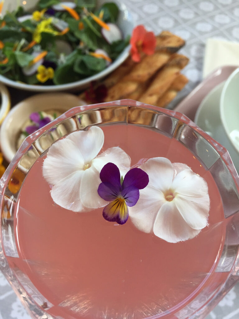Edible flowers in drinks